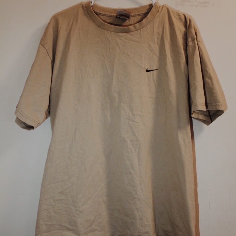 ♡ tan nike t-shirt ♡